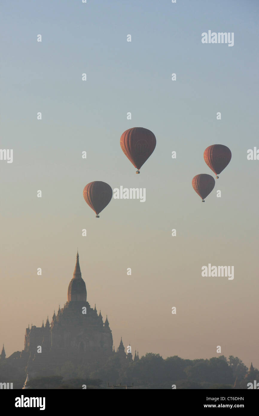 Heißluftballons über Sulamani Tempel bei Sonnenaufgang, archäologische Zone Bagan, Mandalay Region, Myanmar, Südostasien Stockfoto