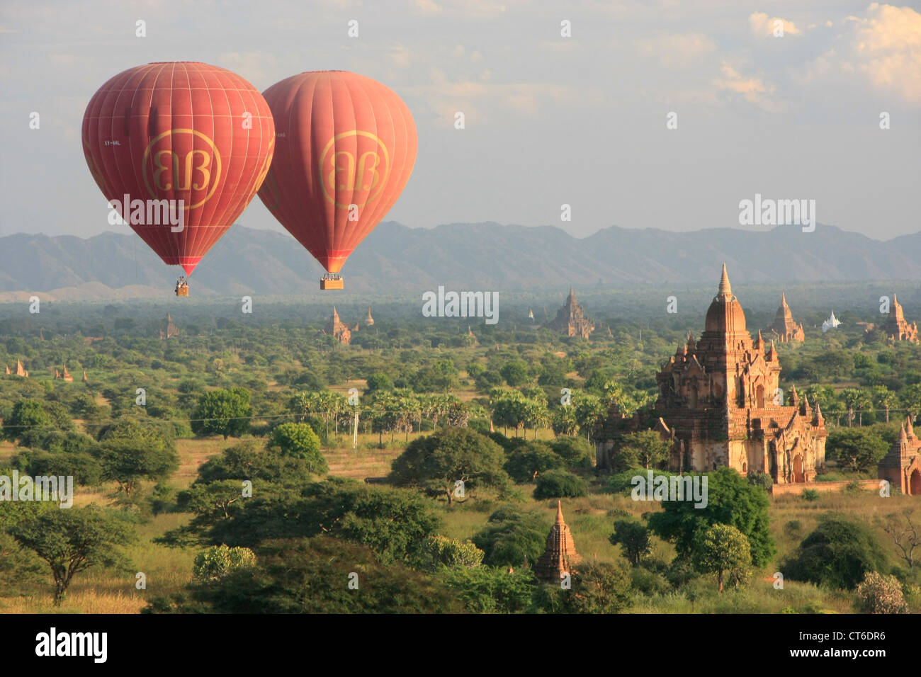 Heißluft-Ballonfahrt in Bagan, archäologische Zone Bagan, Mandalay Region, Myanmar, Südostasien Stockfoto