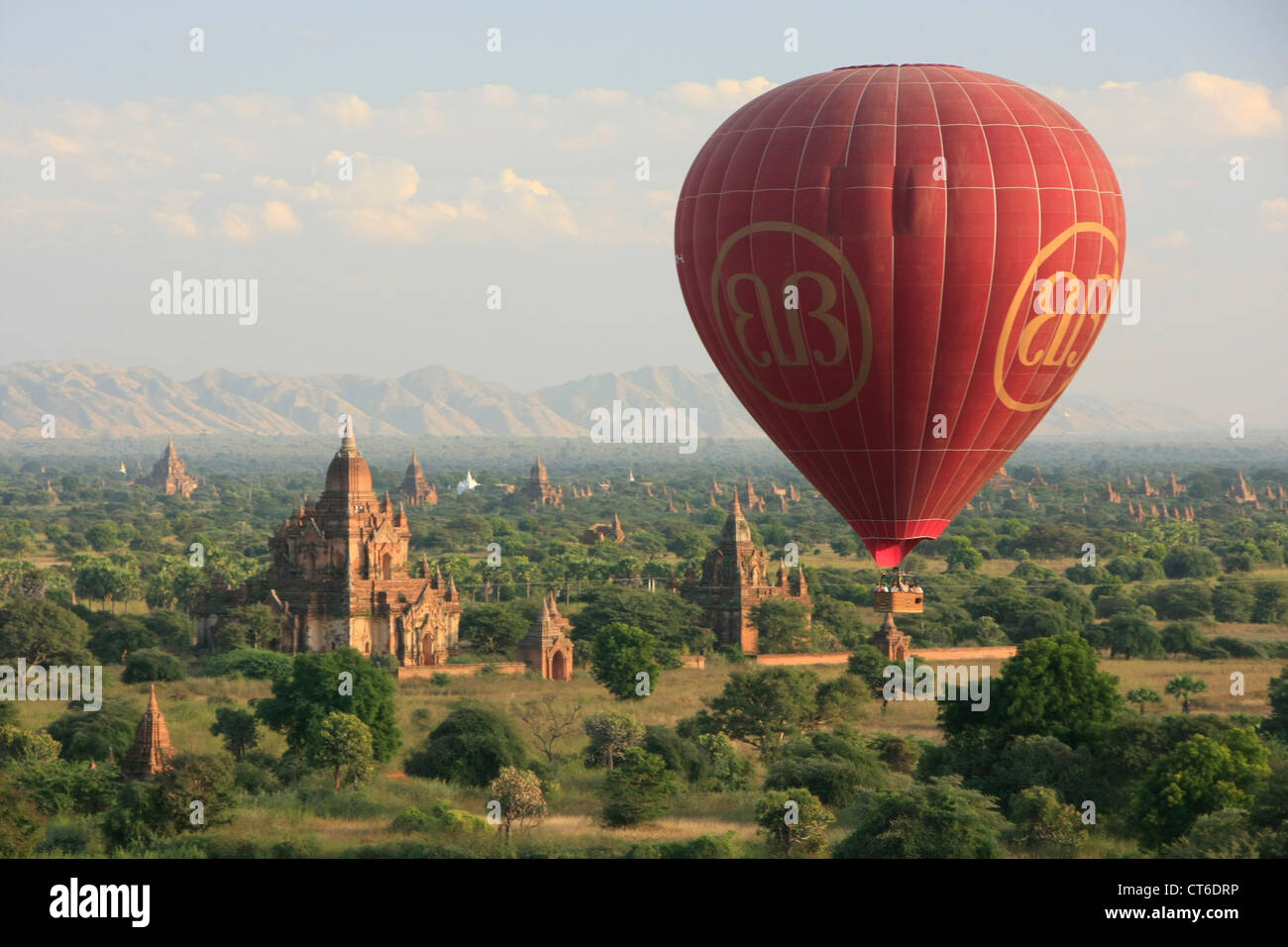 Heißluft-Ballonfahrt in Bagan, archäologische Zone Bagan, Mandalay Region, Myanmar, Südostasien Stockfoto