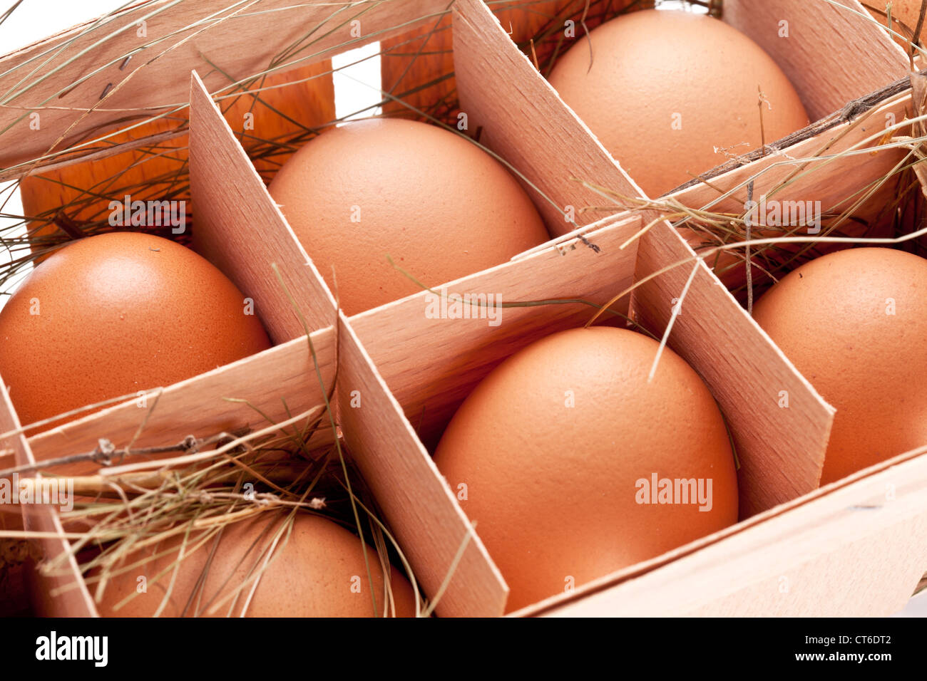 Eiern mit einem Strohhalm in einem hölzernen Korb Stockfoto