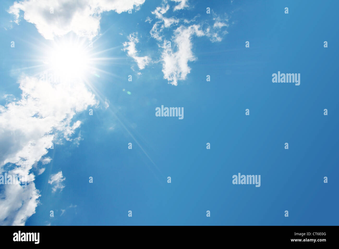 blauer Himmel, Wolken und Sonne Stockfoto