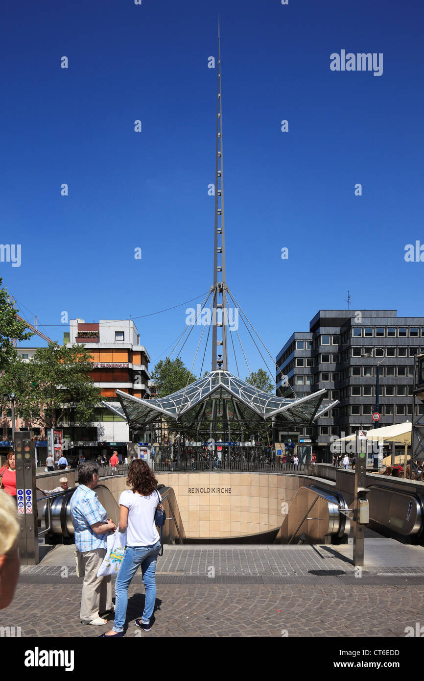 Stadtbahnhaltestelle Reinoldikirche Mit Stahlpylon Auf Dem Willy-Brandt-Platz in Dortmund, Ruhrgebiet, Nordrhein-Westfalen Stockfoto