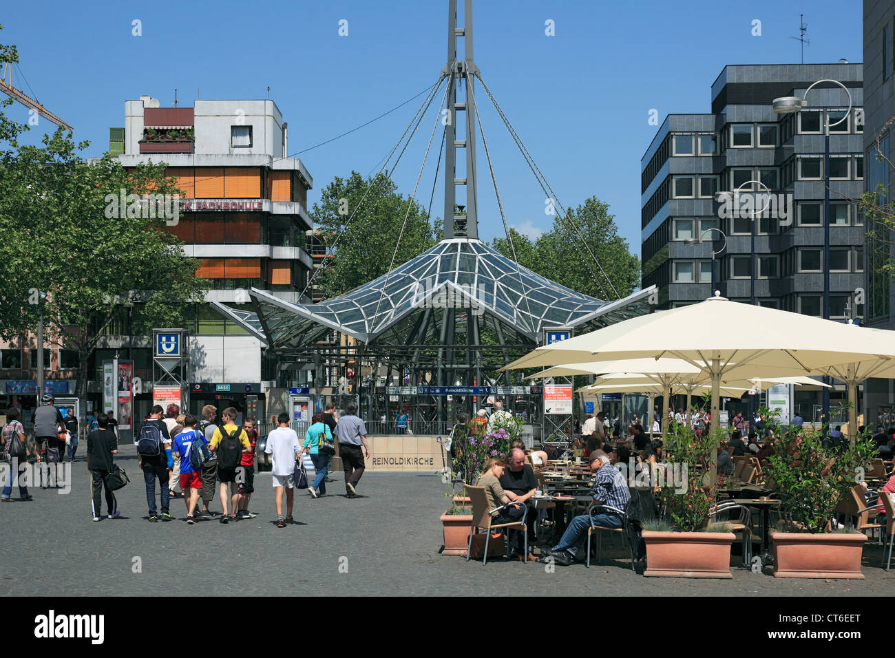 Strassencafe Und Stadtbahnhaltestelle Reinoldikirche Mit Stahlpylon Auf Dem Willy-Brandt-Platz in Dortmund, Ruhrgebiet, Nordrhein-Westfalen Stockfoto