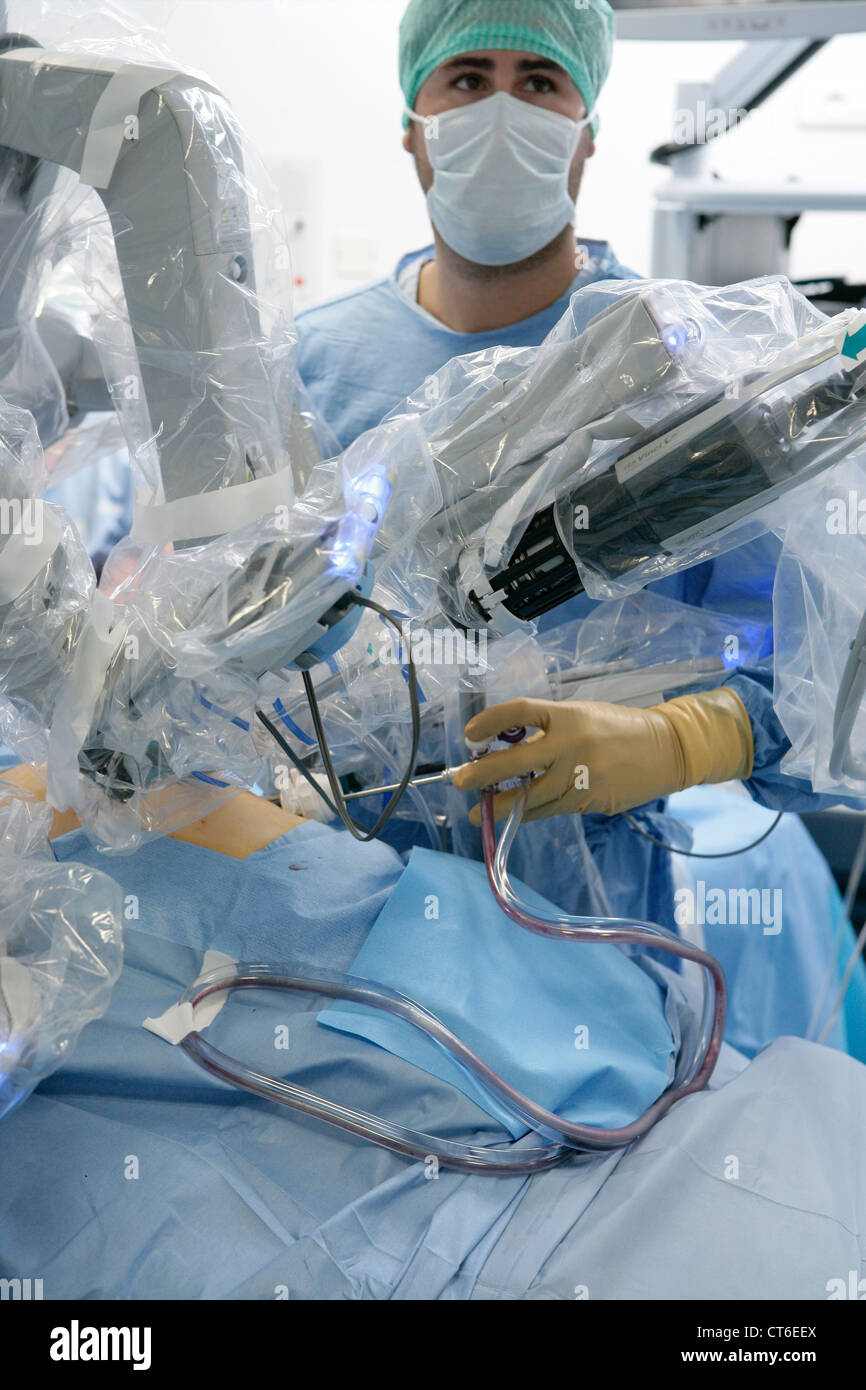 ROBOTER-ASSISTIERTE CHIRURGIE Stockfoto