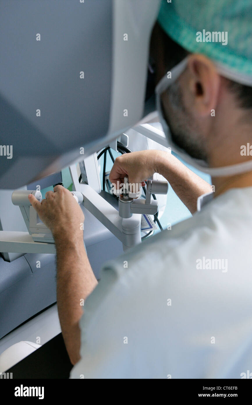 ROBOTER-ASSISTIERTE CHIRURGIE Stockfoto