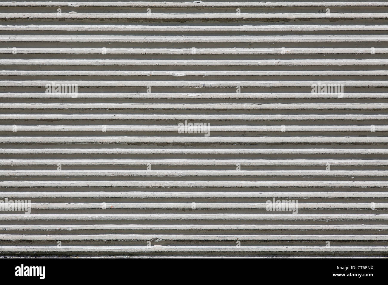 weißem Stuck Stadtmauer mit groben Zeilen Stockfoto