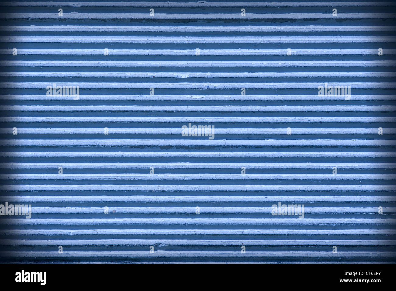 blaue Stuck Stadtmauer mit groben Zeilen Stockfoto