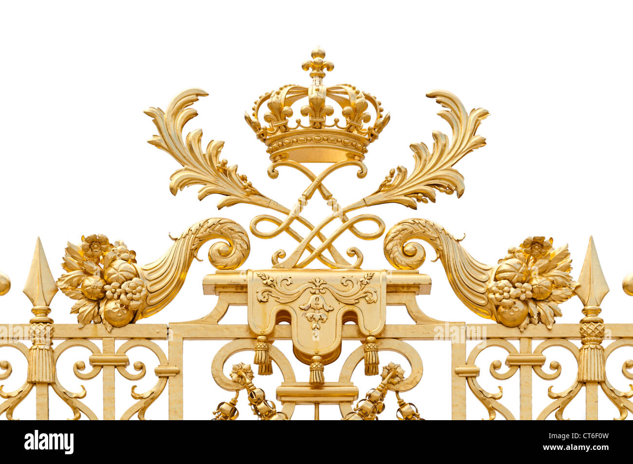 Golden verzierten Tor des Chateau de Versailles isoliert auf weißem Hintergrund. Paris, Frankreich, Europa. Stockfoto