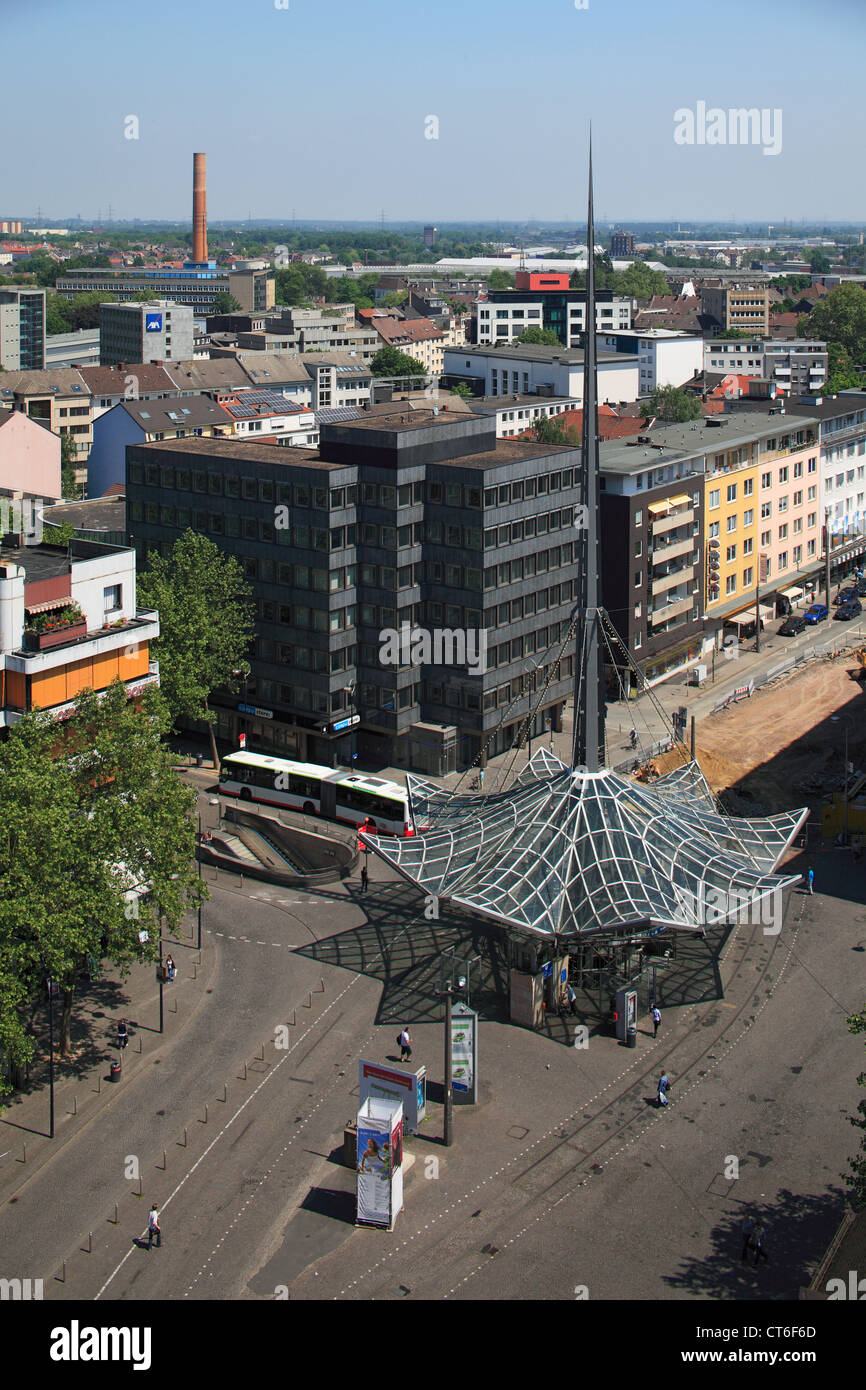 Stadtansicht aus Vogelperspektive, Stadtbahnhaltestelle Reinoldikirche Mit Stahlpylon Auf Dem Willy-Brandt-Platz in Dortmund, Ruhrgebiet, Nordrhein-wir Stockfoto