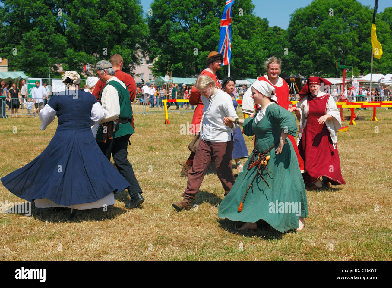 D-Krefeld, Rhein, Niederrhein, Rheinland, Nordrhein Westfalen, NRW, D-Krefeld-Linn, Hobbits Flachsmarkt Burg Linn, Hersteller Markt, Volksfest, Volkstanz, Tänzerinnen in traditionellen Kostümen Stockfoto