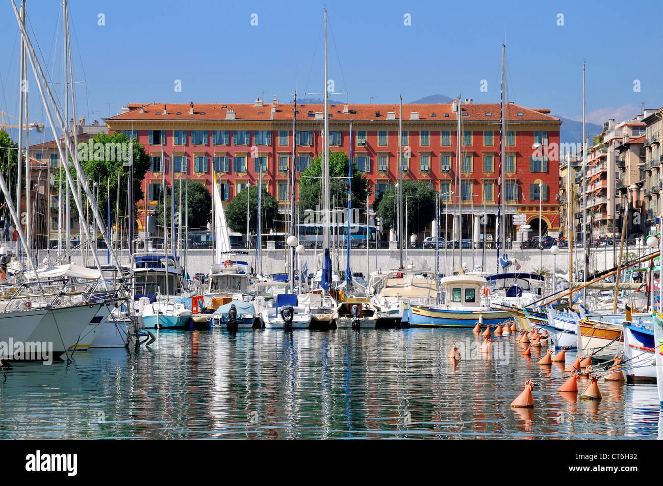Hafen von Nizza im Südosten Frankreichs, Departement Alpes-Maritimes, mit roten Gebäude im Hintergrund Stockfoto