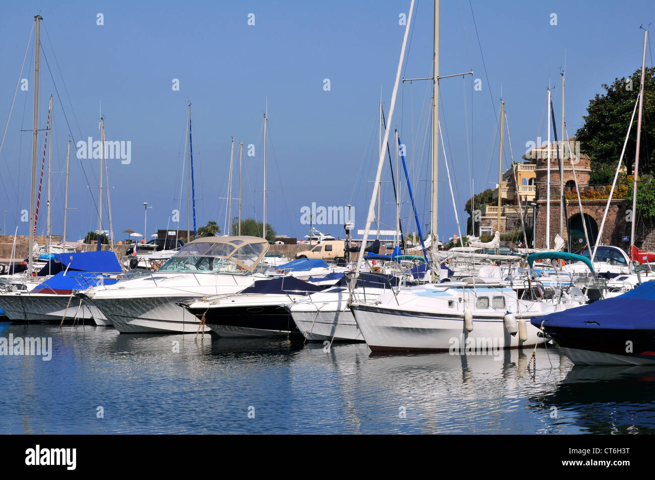 Hafen von Théoule-Sur-Mer im Südosten Frankreichs, Departement Alpes-Maritimes, mit Vegetation der Hügel im Hintergrund Stockfoto