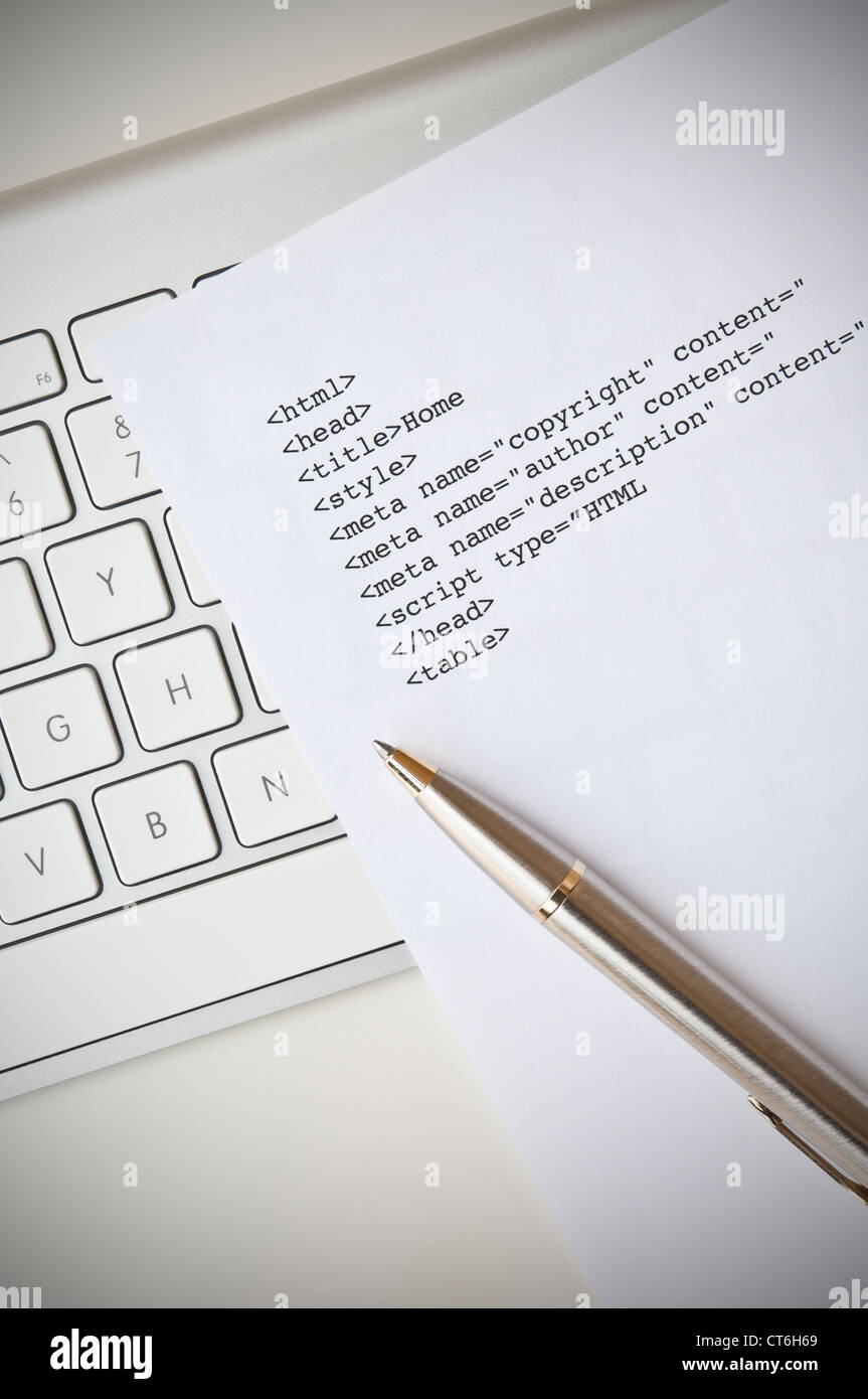HTML-Programmierung Konzept mit HTML-Skript, Computertastatur und Kugelschreiber Stockfoto