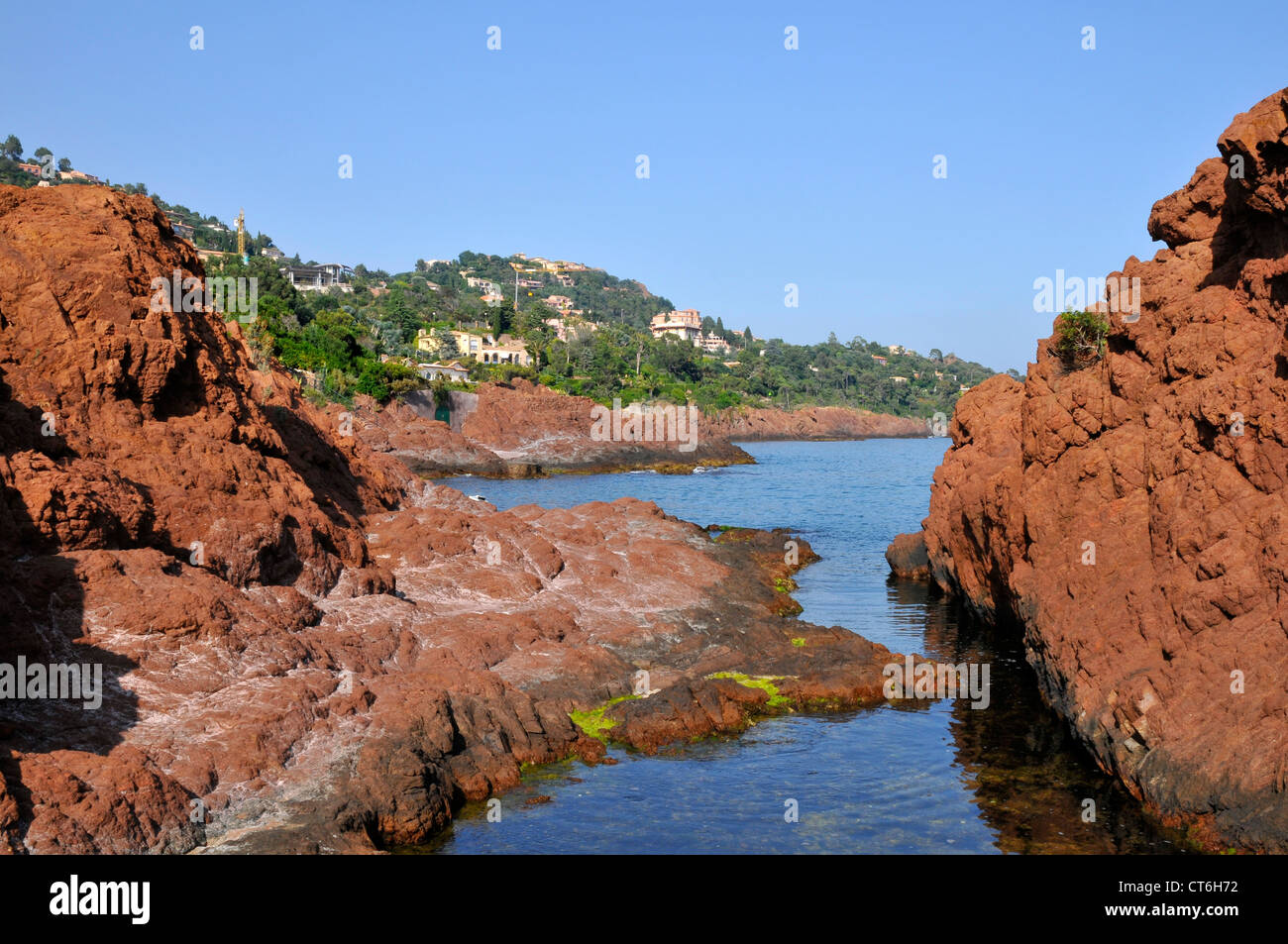 Felsige Küste von Théoule-Sur-Mer im Südosten Frankreichs im Département Alpes-Maritimes, Mittelmeer Stockfoto