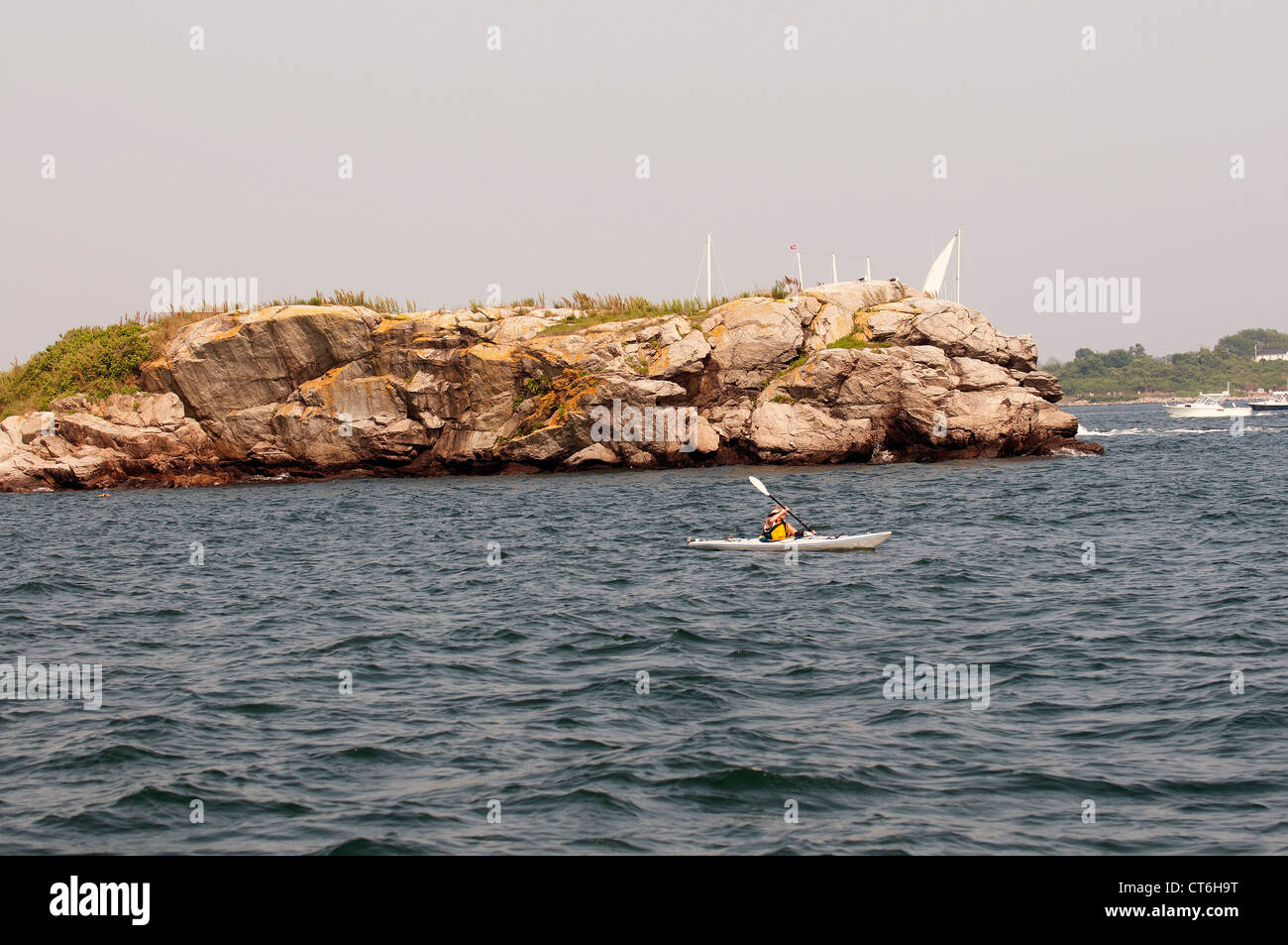 Einsamer Kajak paddeln aus Fort Wetherill Jamestown Rhode Island Stockfoto