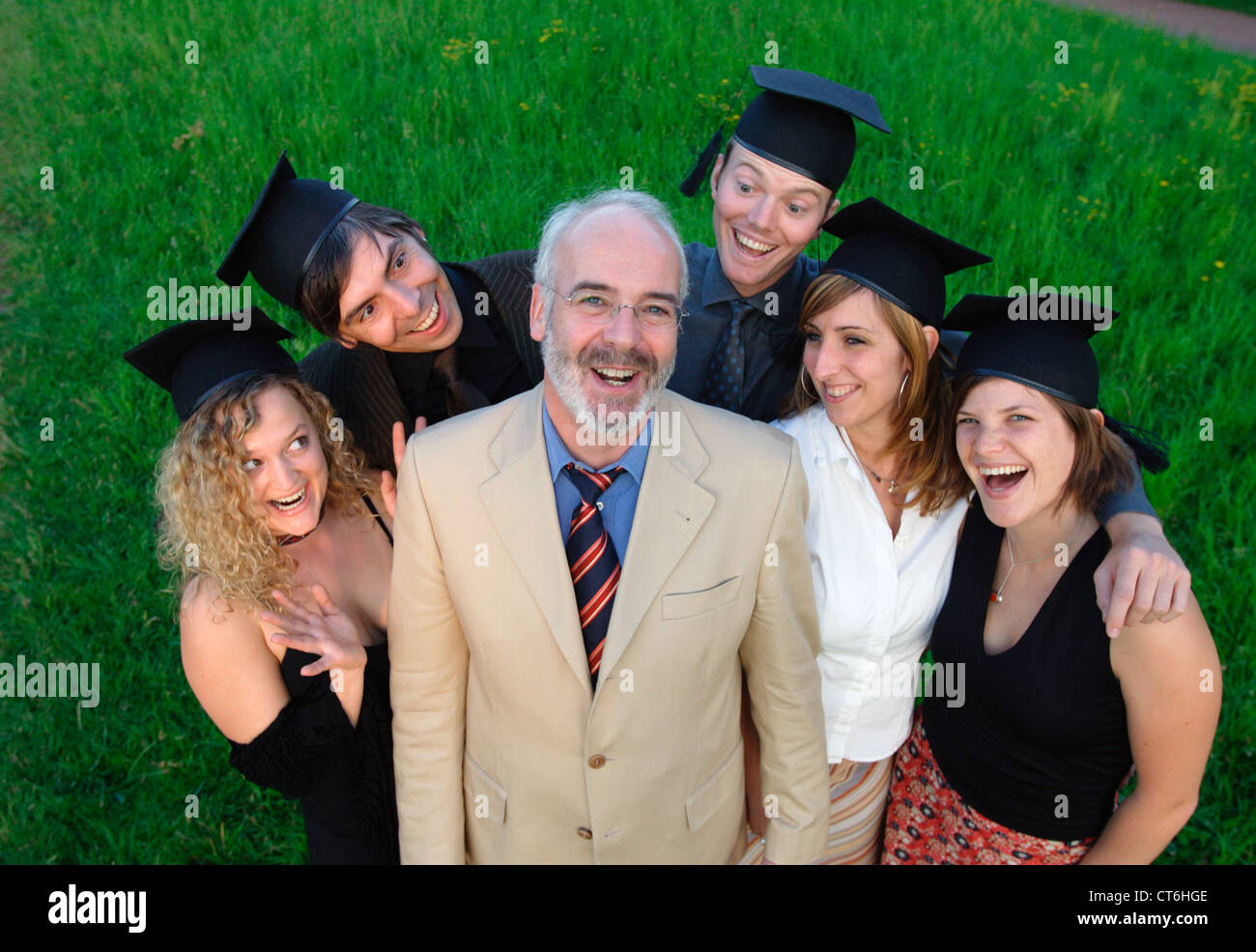 Professor Michael Baur Mann mit Bachelor-Absolventen Stockfoto