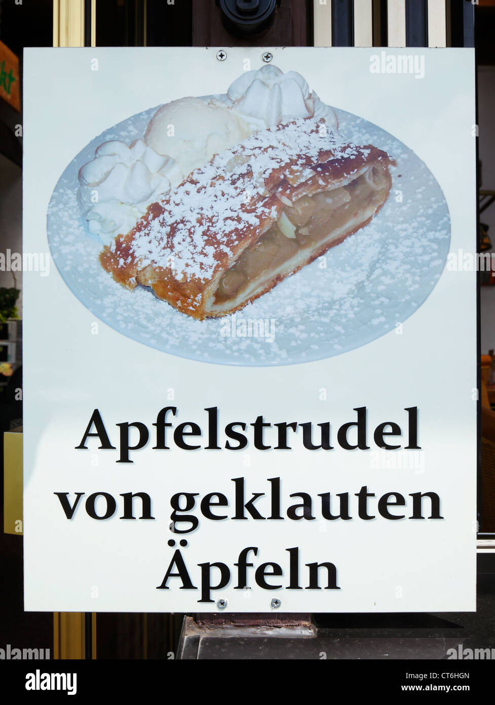 Humor, Essen, Kuchen, Zeichen in einem Restaurant mit dem Titel "Apfelstrudel von eingeklemmten Äpfel" Stockfoto