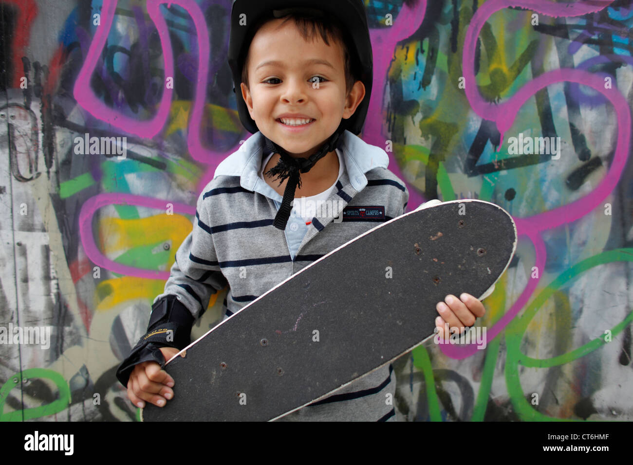 5-Year-Old Boy mit einem skateboard Stockfoto