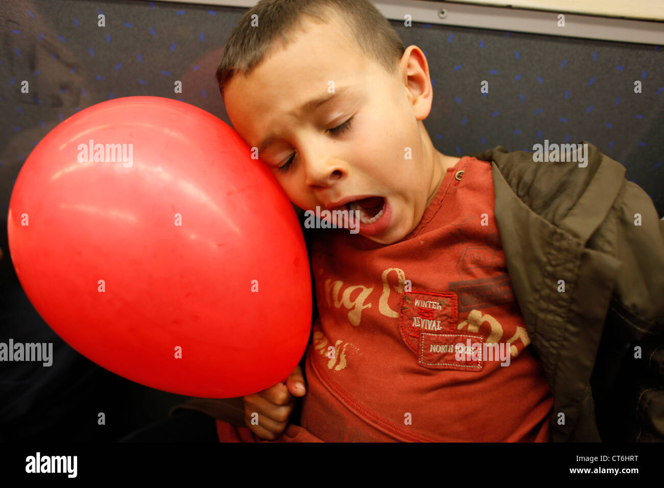 5-Year-Old Boy beim Einschlafen im öffentlichen Verkehr Stockfoto