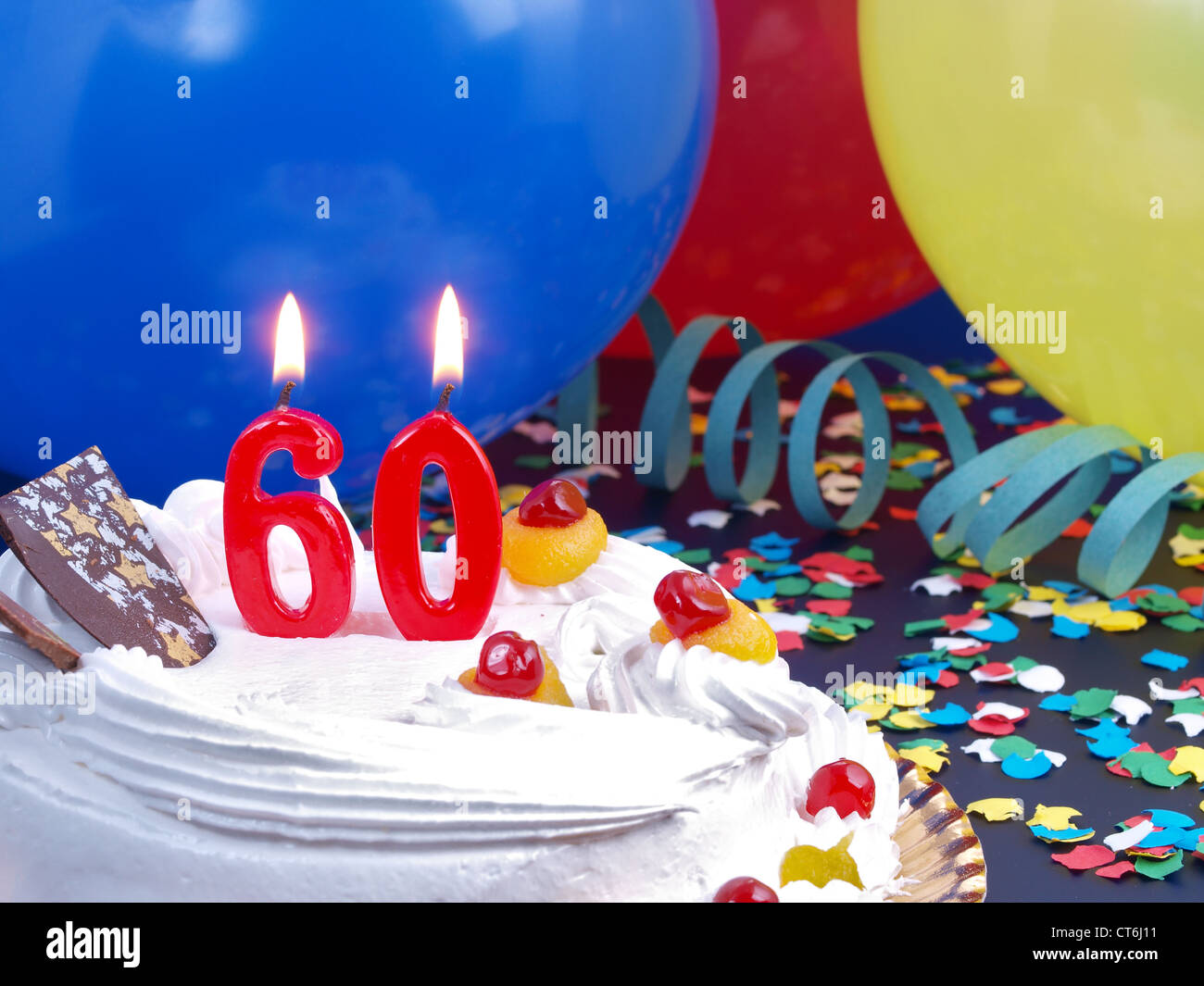 Geburtstag Kuchen Mit Rote Kerze Zeigt Nr 60 Stockfotografie Alamy