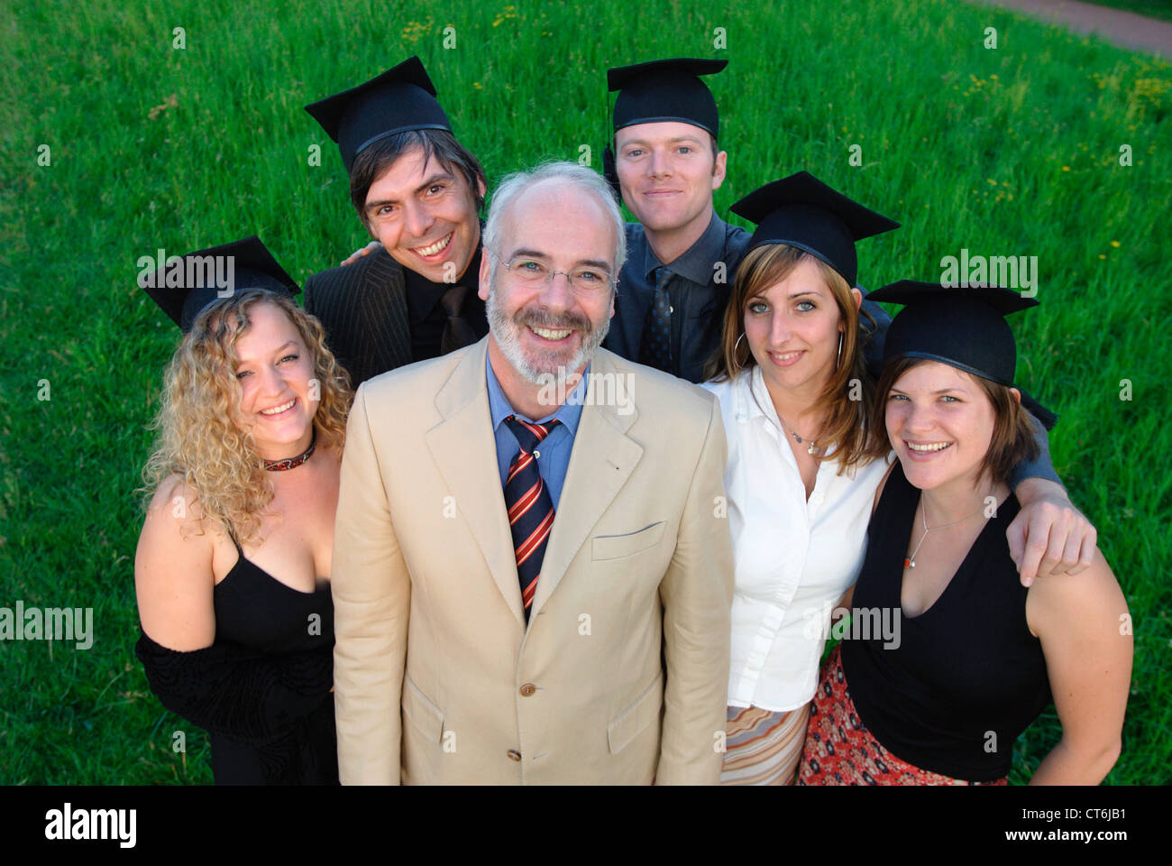 Professor Michael Baur Mann mit Bachelor-Absolventen Stockfoto