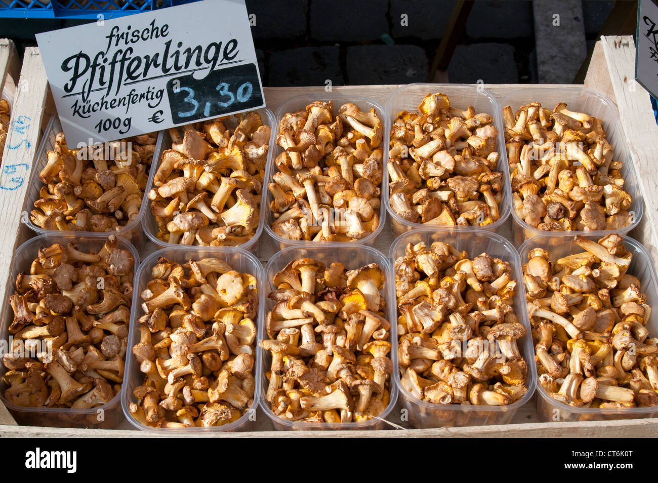 Frische Pfifferlinge (Pfifferlinge, Eierschwämmen Cibarius) auf Verkauf im Hauptmarkt (Hauptmarkt), Nürnberg, Bayern, Deutschland Stockfoto