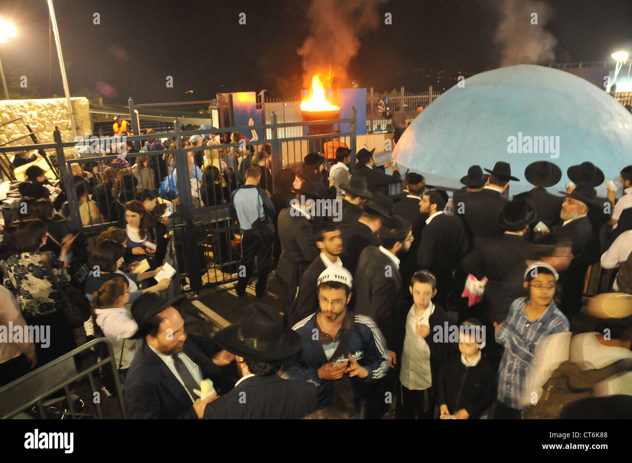 Juden beten während der Lag-Baomer-Feierlichkeiten am Berg Meron Stockfoto