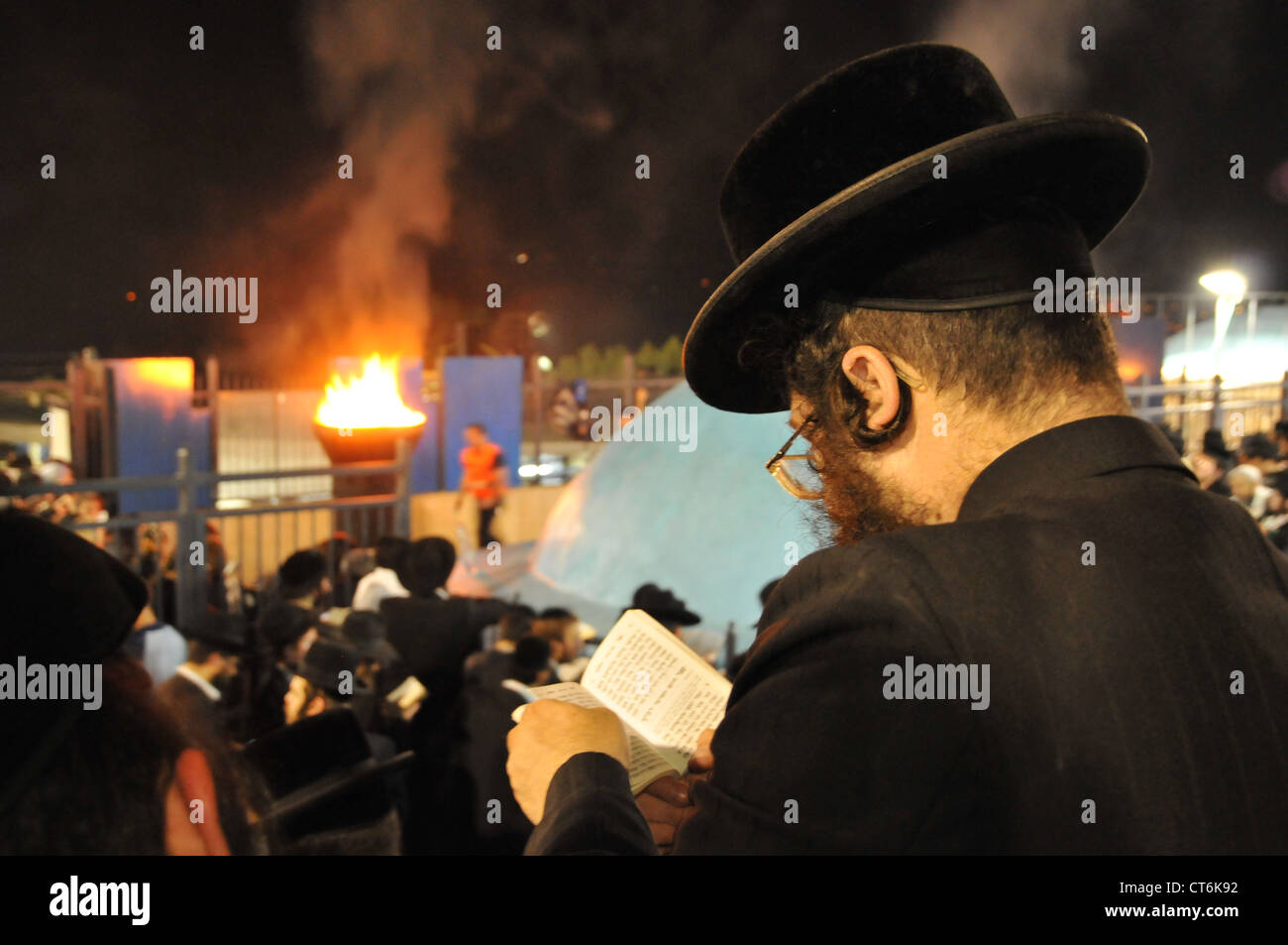 Juden beten während der Lag-Baomer-Feierlichkeiten am Berg Meron Stockfoto