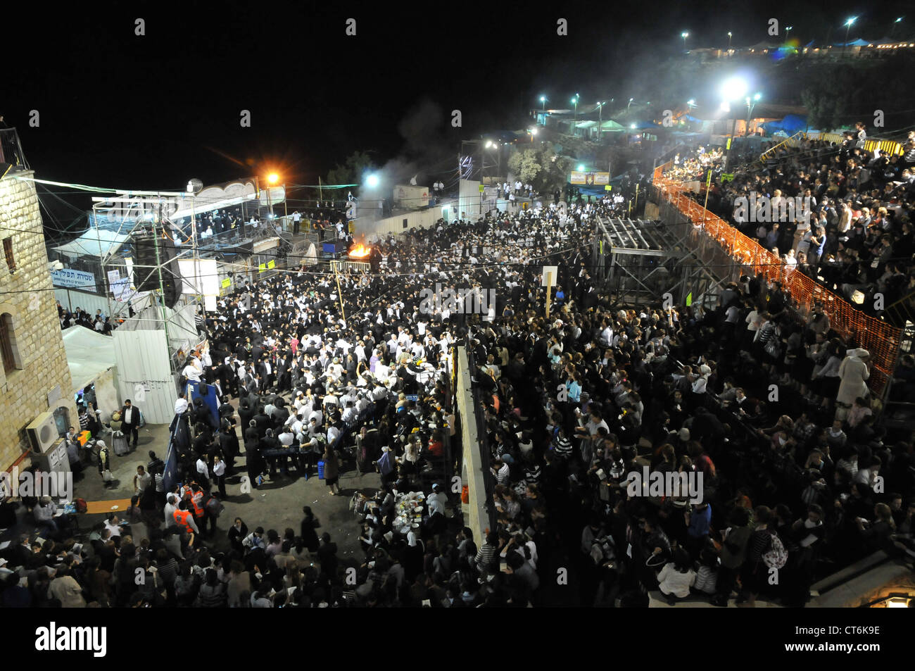 Juden beten während der Lag-Baomer-Feierlichkeiten am Berg Meron Stockfoto