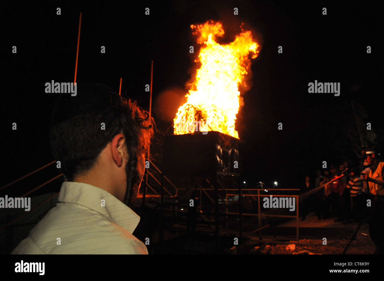 Juden beten während der Lag-Baomer-Feierlichkeiten am Berg Meron. Stockfoto