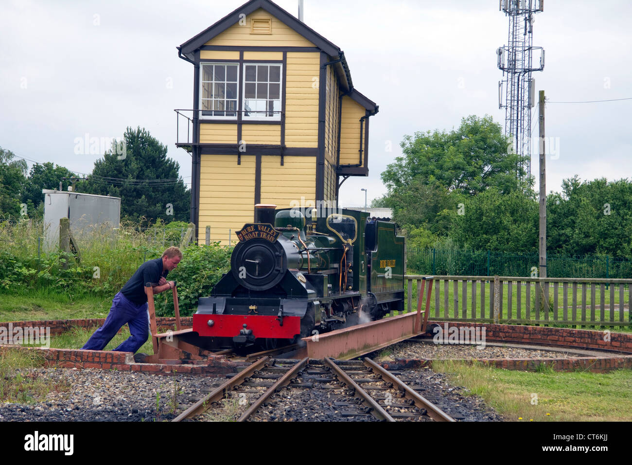 Schmalspur-Dampfzug bei Wroxham Station, Bure Valley Railway, Norfolk England UK Stockfoto