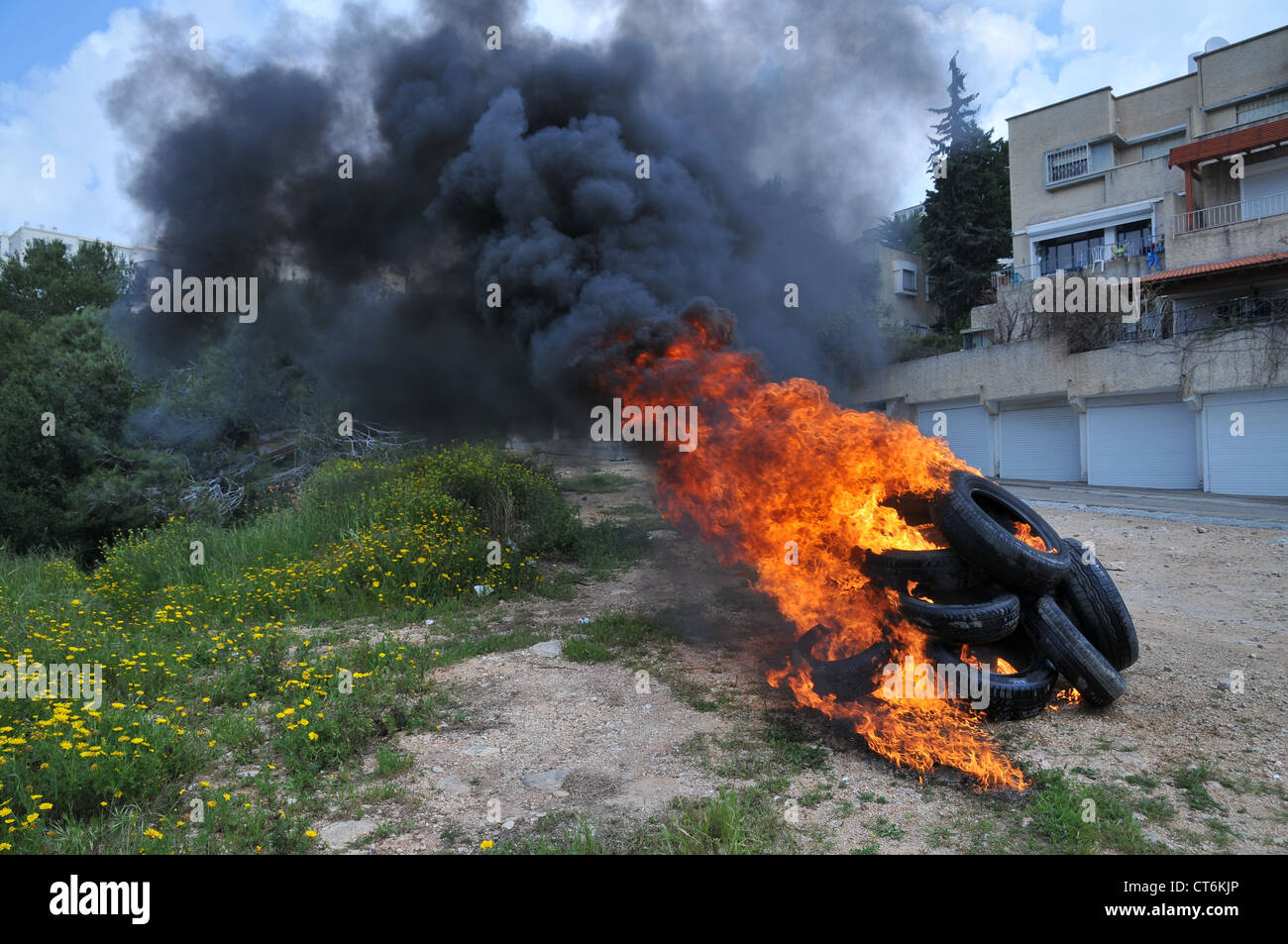 Brennende Reifen. Reifen werden im Rahmen einer Demonstration zu blockieren Straßen verbrannt und Hinweisen zu den Protesten Stockfoto