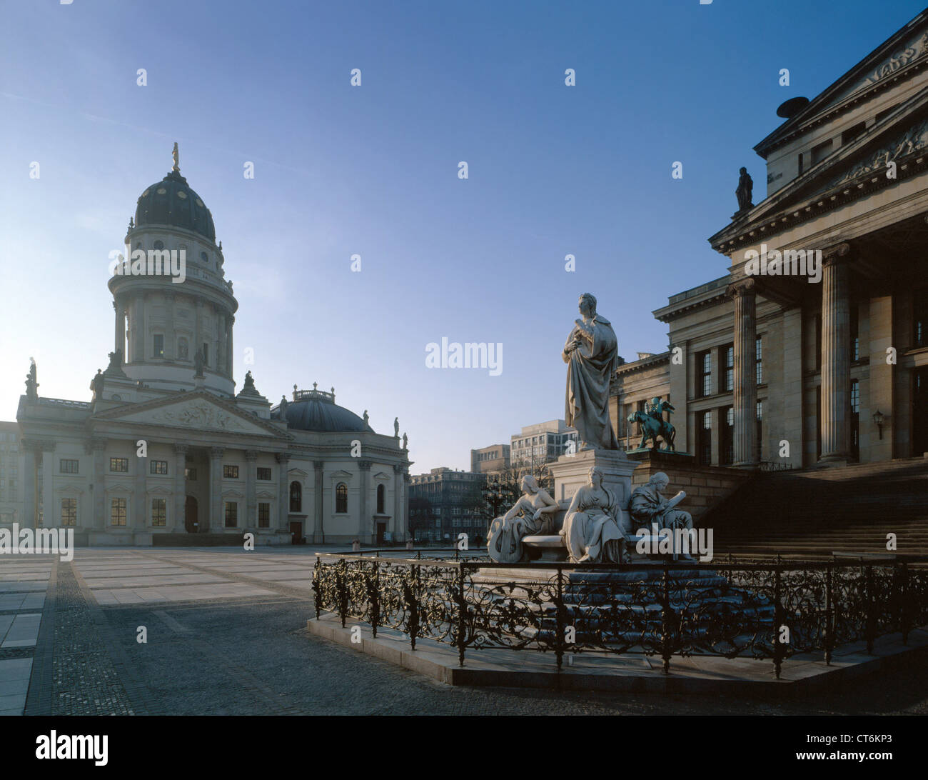 Berlin, Gendarmenmarkt mit Dom und Schiller Theater Stockfoto
