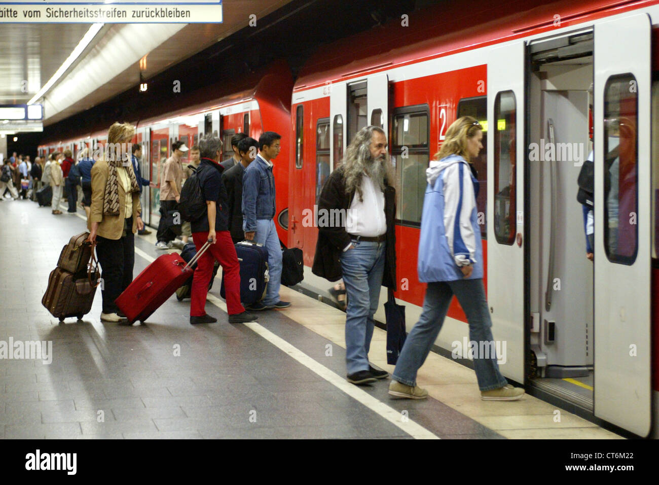 Muenchen, Passagiere des Zuges beim Einsteigen in S Stockfoto