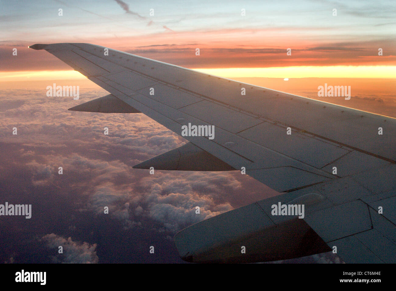 Symbolfoto - Blick aus dem Flugzeugfenster Stockfoto