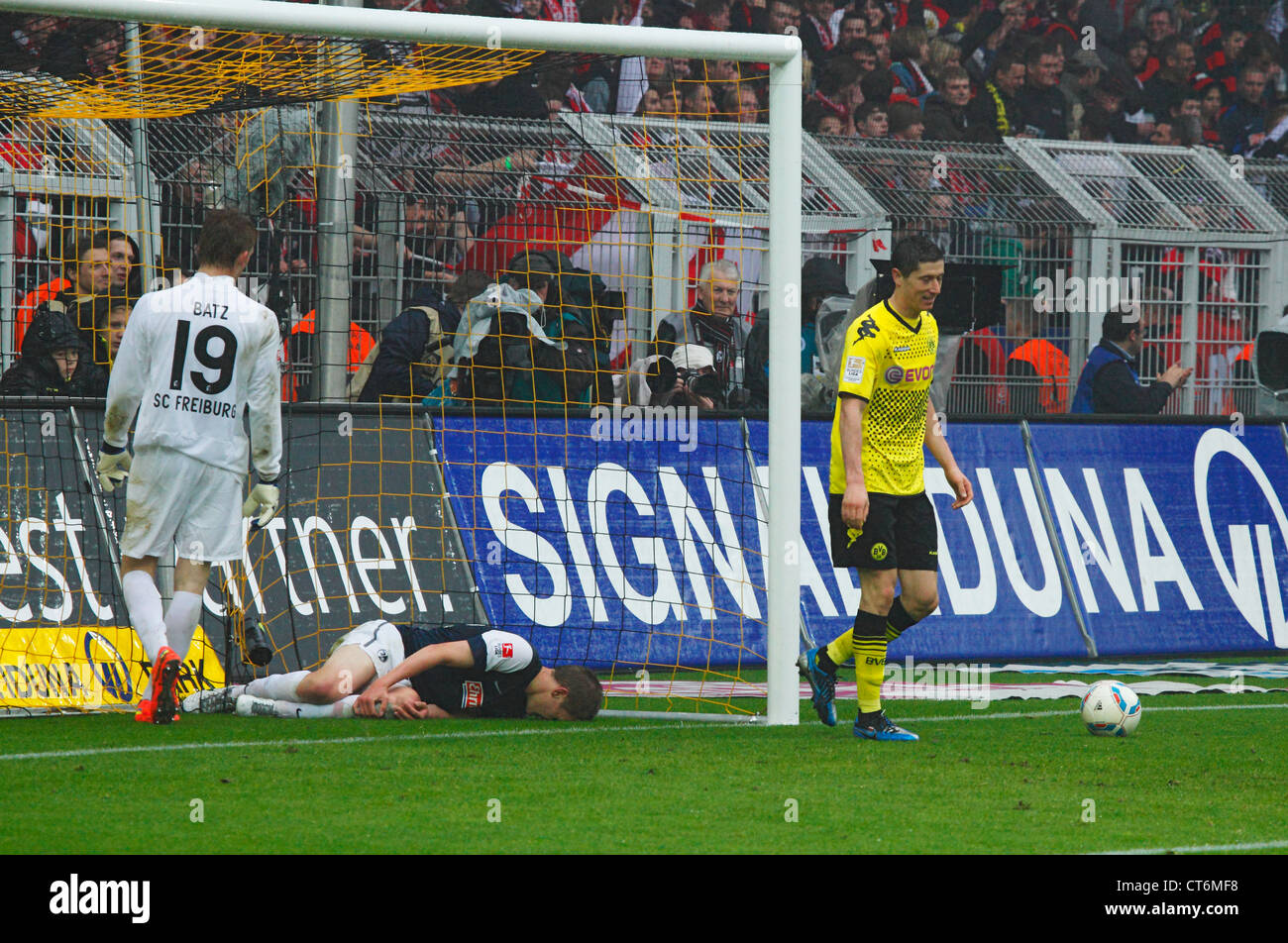 Sport, Fußball, Bundesliga, 2011/2012, Borussia Dortmund vs. SC Freiburg 4:0, Stadion Signal Iduna Park in Dortmund, Szene des Spiels, Ergebnis 4:0 durch Blaszczykowski, v.l.n.r.: Torhüter Daniel Batz (Freiburg), Matthias Ginter (Freiburg), Robert Lewan Stockfoto