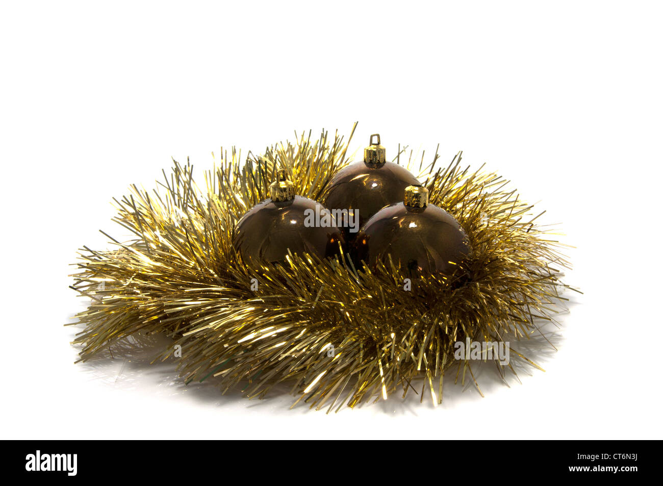 Weihnachtskugel auf goldener Guirlande isoliert weiß Stockfoto