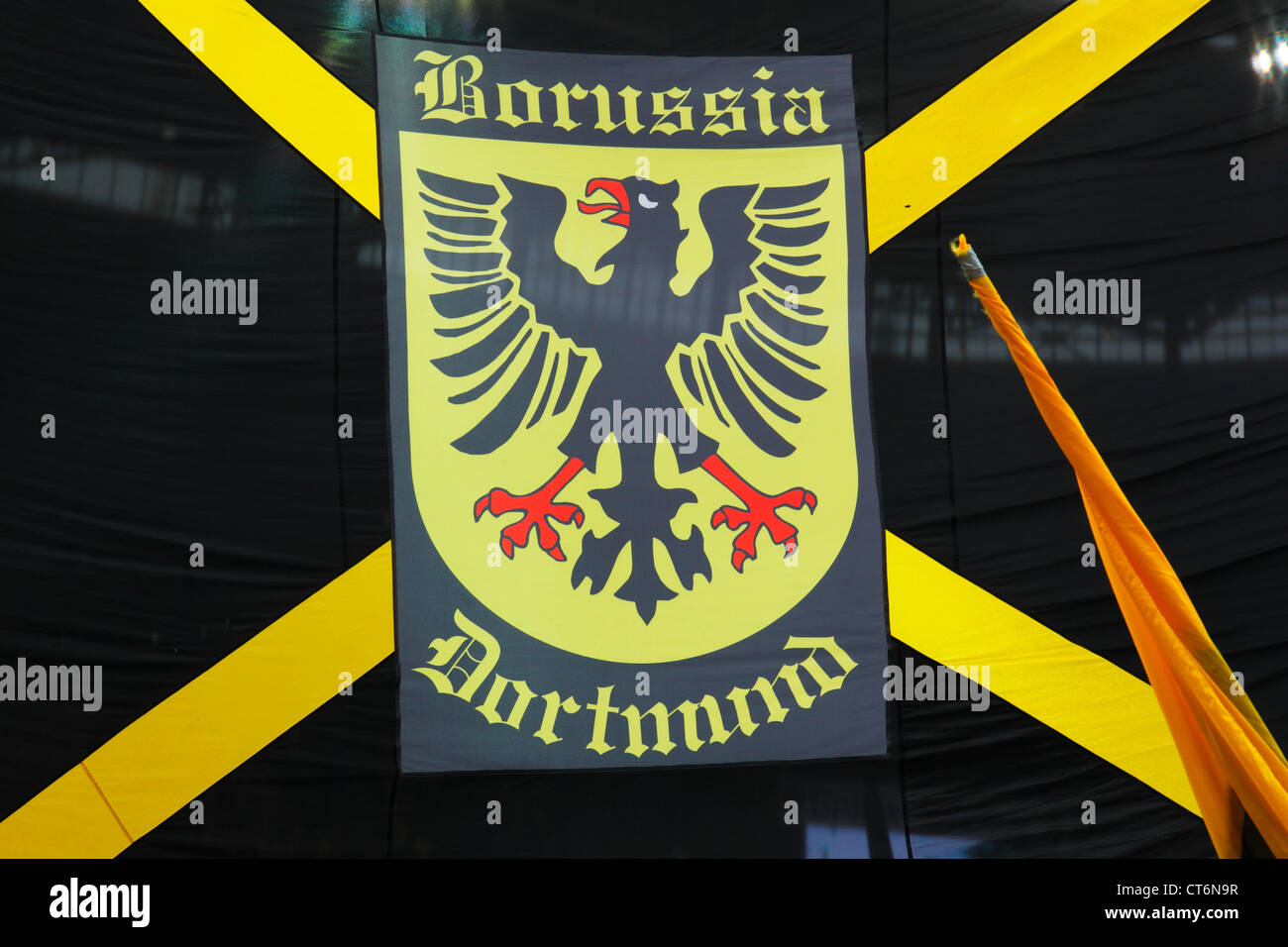 Sport Fussball Bundesliga 2011 2012 Borussia Dortmund Club Flagge Mit Club Abzeichen Wappen Schwarzer Adler Stockfotografie Alamy