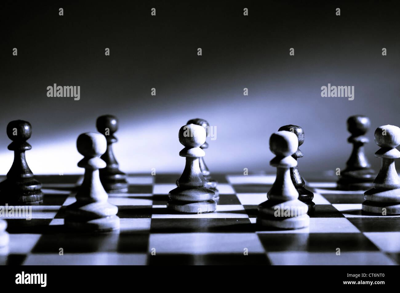 Schach-Bauern auf dem Schachbrett Stockfoto