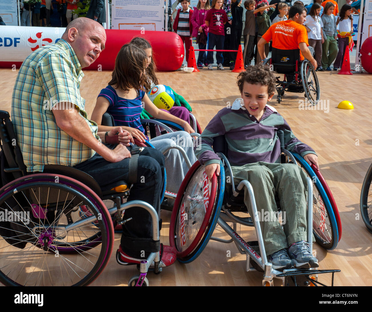 Paris, FRANKREICH - Französische Sportler mit Behinderungen unterrichten Kinder im Rollstuhl, Basketballkurs im Rencontres EDF Handisport. Outdoor-Sport für Jungen und Mädchen, Fitness Stockfoto