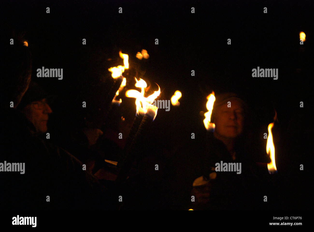 Menschen halten beleuchtete Flammen Stockfoto