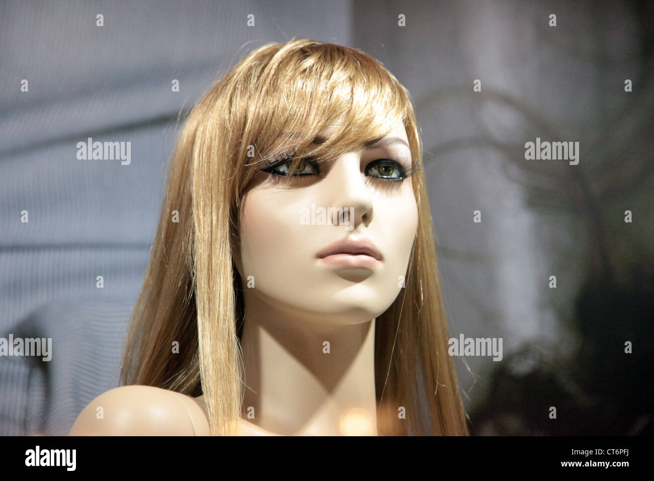 Es ist ein Foto von ein Schaufenster für ein Modegeschäft mit einer Lay-Figur, das Tuch zu tragen. Es gibt keinen Kopf und es sieht so real tatsächlich Stockfoto