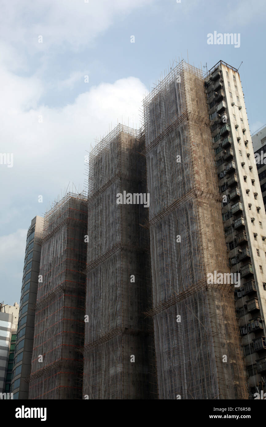 Es ist ein Foto von einem Hochhaus im Bau in Hong Kong, China. Wir sehen  die Bambus-Gerste gegen den Bau Stockfotografie - Alamy