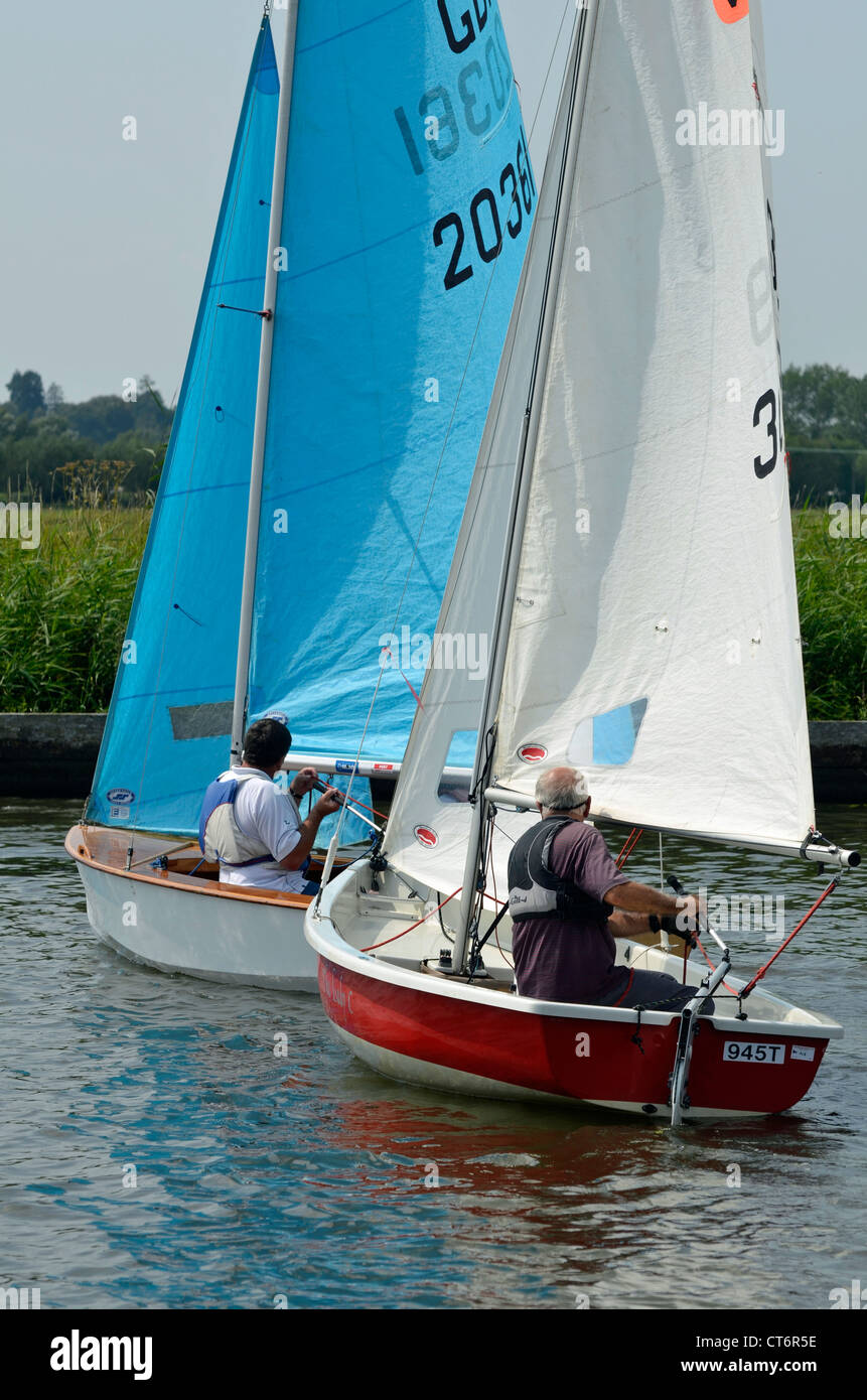 Männer Rennen Segeljollen Stockfoto