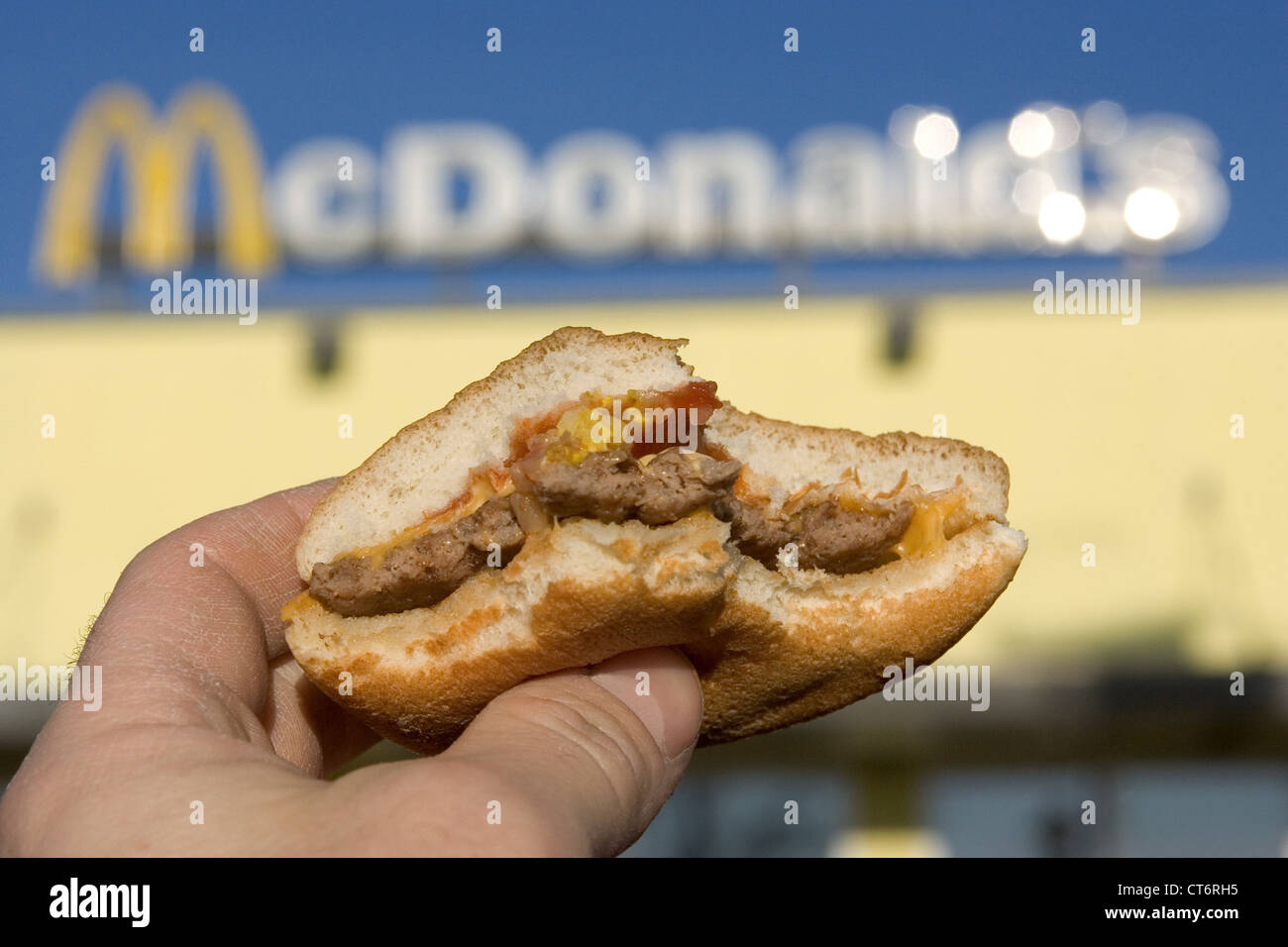 Berlin, Angebissener Cheeseburger McDonald Logo Stockfotografie - Alamy