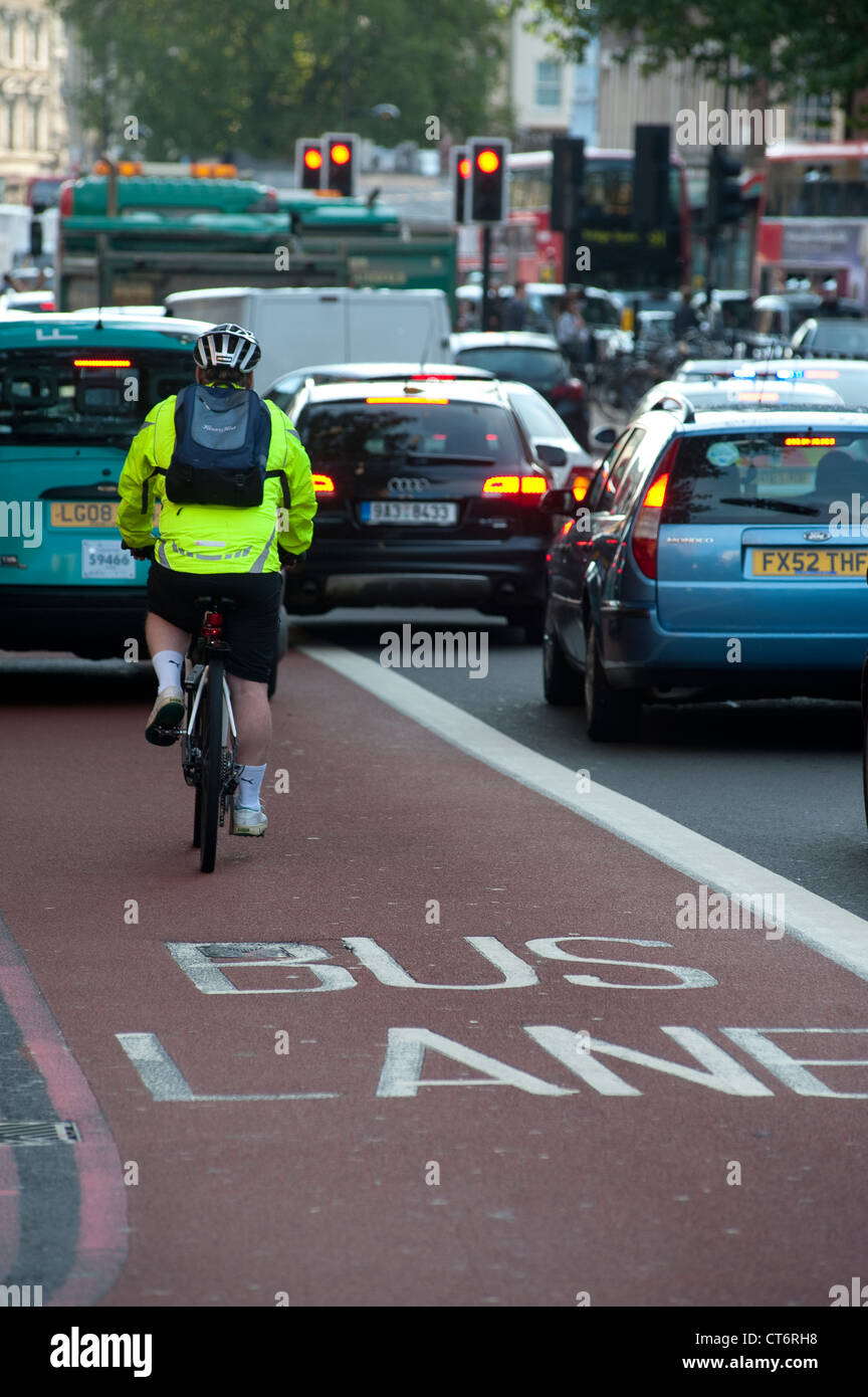 Radfahrer mit einer Busspur auf einer verkehrsreichen Straße in London, England. Stockfoto