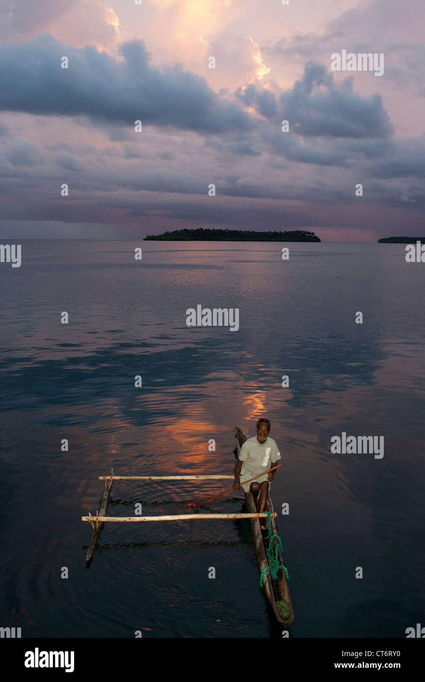 Gebürtig aus Papua Neuguinea im Einbaum Stockfoto