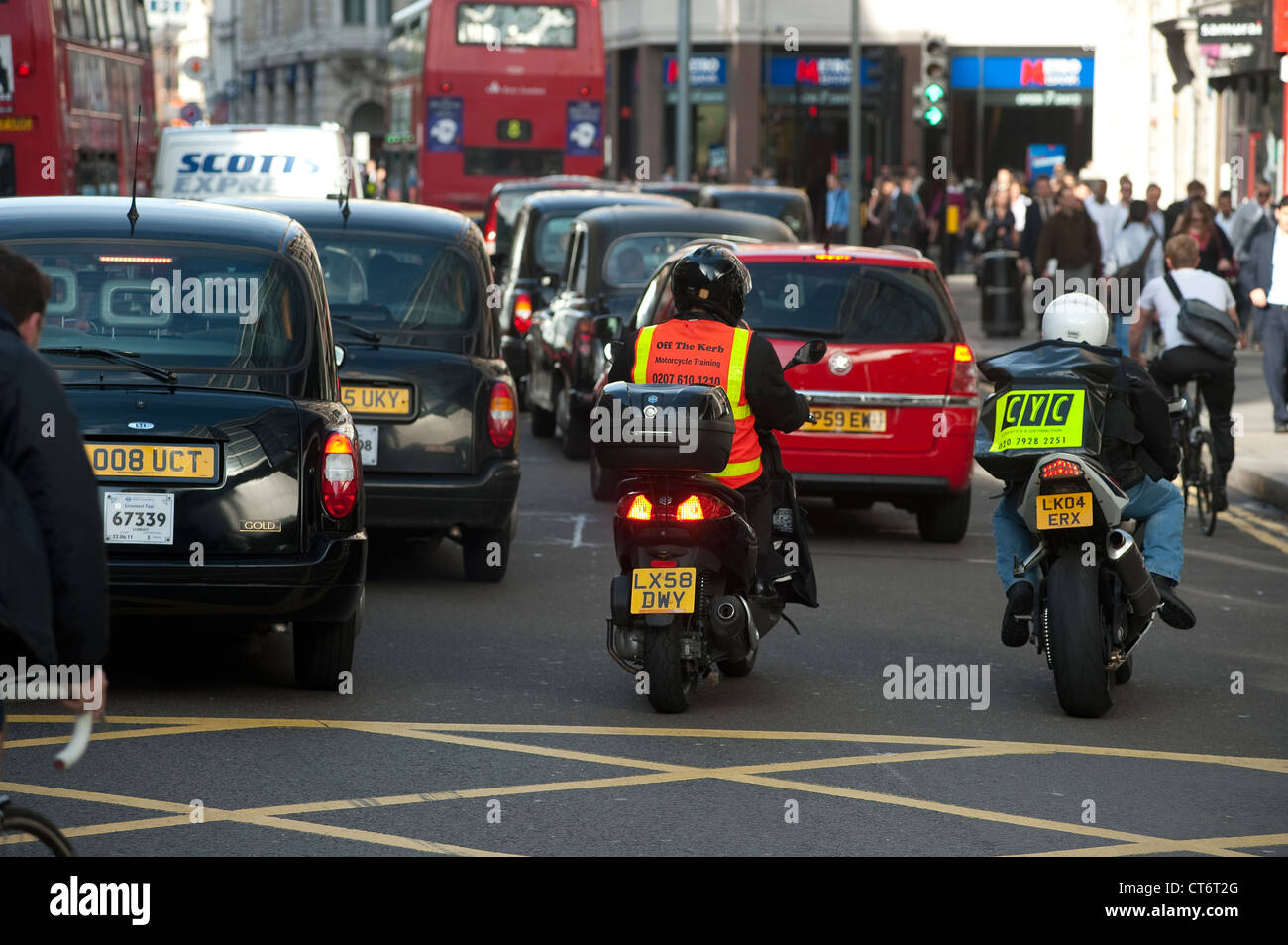 Warteschlangen Verkehr im Zentrum der City of London, England. Stockfoto