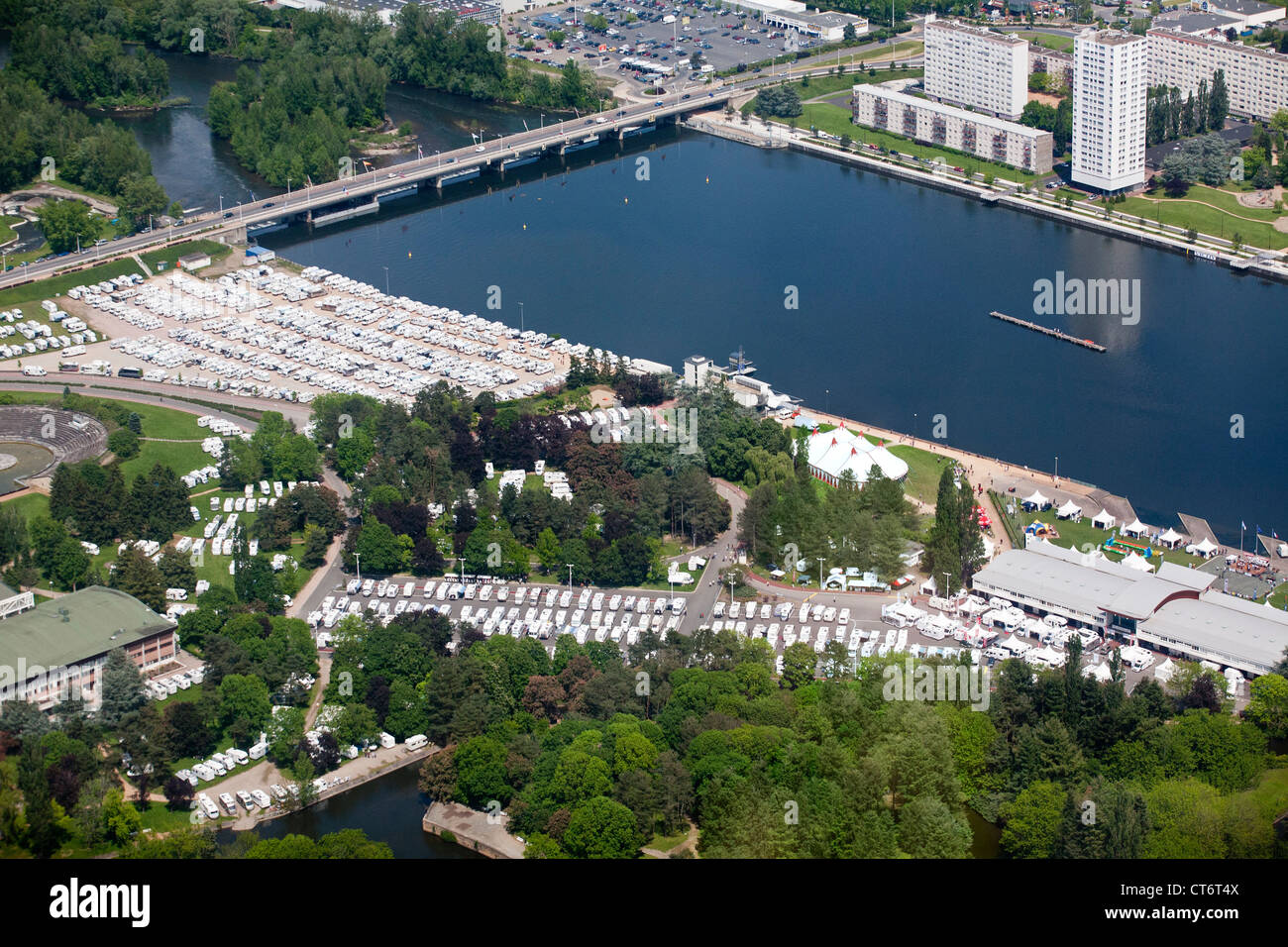 Eine Luftaufnahme des Allier Sees in Vichy (Allier - Auvergne - Frankreich), während die 13 th Wohnmobil europäische Messe. Stockfoto