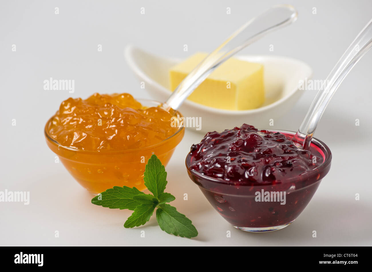 Marmelade mit Stevia-Blätter auf einem weißen Hintergrund Stockfoto